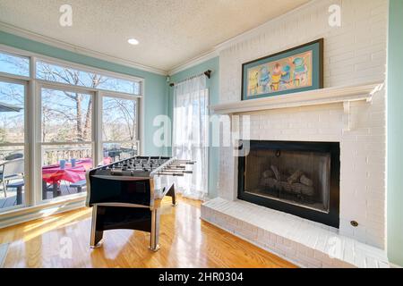 Ein unterhaltsamer und doch eleganter Essbereich mit Seeblick. Stockfoto