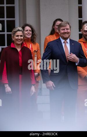 Niederlande, Den Haag am 22/02/2022. König Willem-Alexander und Königin Maxima Zorreguieta erhalten die Sportmedaillen bei den Olympischen Winterspielen im Noord Stockfoto