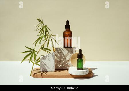 CBD-Öl, Cannabis-Einstellung in verschiedenen Flaschen und Marihuana-Blatt Stockfoto