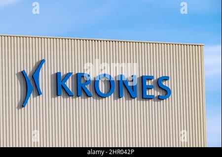 Neutraubling, Deutschland. 24th. Februar 2022. Logo der Krones AG auf einem Fabrikgebäude. Quelle: Armin Weigel/dpa/Alamy Live News Stockfoto