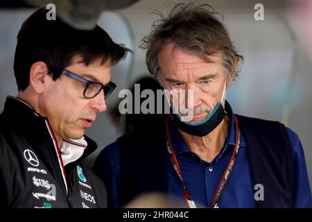 Barcelona, Spanien. 24th. Februar 2022. Toto Wolff (AUT, Mercedes-AMG Petronas Formula One Team), Sir James Arthur 'Jim' Ratcliffe (GBR, CEO von INEOS), F1 Pre-Season Testing auf dem Circuit de Barcelona-Catalunya am 24. Februar 2022 in Barcelona, Spanien. (Foto von HIGH TWO) Quelle: dpa/Alamy Live News Stockfoto