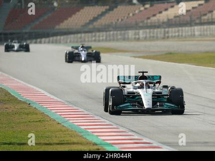 24th. Februar 2022, Circuit de Catalunya, Barcelona, Formel 1 Testfahrten 2022 in Barcelona, im Bild George Russel (GBR), Mercedes-AMG Petronas Formel 1 Team, Nichola Latifi (CAN), Williams Racing Stockfoto