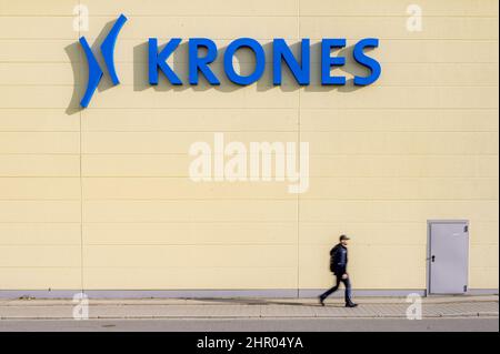 Neutraubling, Deutschland. 24th. Februar 2022. Logo der Krones AG auf einem Fabrikgebäude. Quelle: Armin Weigel/dpa/Alamy Live News Stockfoto