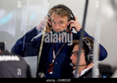 Barcelona, Spanien. 24th. Februar 2022. Sir James Arthur 'Jim' Ratcliffe (GBR, CEO von INEOS), F1 Pre-Season Testing auf dem Circuit de Barcelona-Catalunya am 24. Februar 2022 in Barcelona, Spanien. (Foto von HIGH TWO) Quelle: dpa/Alamy Live News Stockfoto