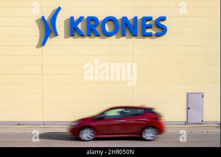 Neutraubling, Deutschland. 24th. Februar 2022. Logo der Krones AG auf einem Fabrikgebäude. Quelle: Armin Weigel/dpa/Alamy Live News Stockfoto