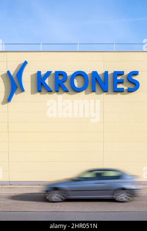 Neutraubling, Deutschland. 24th. Februar 2022. Logo der Krones AG auf einem Fabrikgebäude. Quelle: Armin Weigel/dpa/Alamy Live News Stockfoto