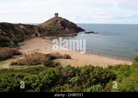 Blick auf den Strand Sa Marinedda in der Nähe des Columbargia-Turms Stockfoto