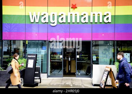 Außenansicht einer Zweigstelle von Wagamama am St. Peter's Square, im Zentrum von Manchester, England, Großbritannien. Es bietet asiatische Küche auf Basis japanischer Küche. Die Restaurantkette Wagamama hat den Start ihrer neuen Plant Pledge-Kampagne angekündigt. Um den Klimawandel zu bekämpfen, wird das Restaurant 50 % seiner Speisekarte für köstliche Gerichte auf pflanzlicher Basis verwenden. Wagamamas Kampagne „Plant Pledge“ folgt dem jüngsten IPCC-Bericht der Vereinten Nationen, in dem dringende und kollektive Maßnahmen weltweit gefordert werden. Stockfoto