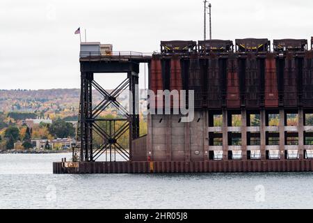 Marquette, Michigan - 20. Oktober 2021: Industrial Erz dockt auf Lake Superior, nahaufnahme Stockfoto