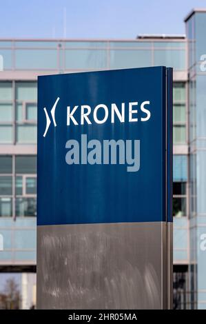 Neutraubling, Deutschland. 24th. Februar 2022. Das Logo der Krones AG steht vor einem Verwaltungsgebäude. Quelle: Armin Weigel/dpa/Alamy Live News Stockfoto