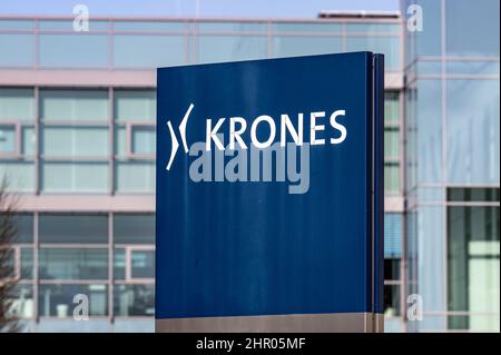 Neutraubling, Deutschland. 24th. Februar 2022. Das Logo der Krones AG steht vor einem Verwaltungsgebäude. Quelle: Armin Weigel/dpa/Alamy Live News Stockfoto