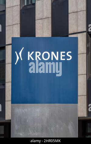 Neutraubling, Deutschland. 24th. Februar 2022. Das Logo der Krones AG steht vor einem Verwaltungsgebäude der Stadt. Quelle: Armin Weigel/dpa/Alamy Live News Stockfoto