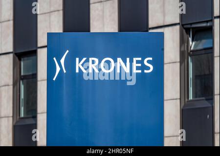 Neutraubling, Deutschland. 24th. Februar 2022. Das Logo der Krones AG steht vor einem Verwaltungsgebäude der Stadt. Quelle: Armin Weigel/dpa/Alamy Live News Stockfoto