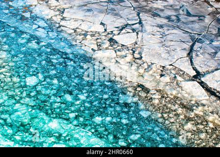 Eis auf dem Fluss teilen. Hintergrund Stockfoto