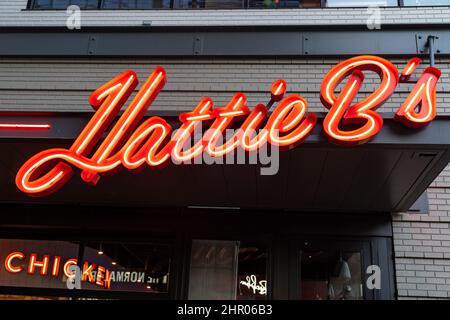 Nashville, Tennessee - 10. Januar 2022: Neonschild für das berühmte Hattie B's Restaurant, das heiße Hähnchen aus Nashville serviert Stockfoto