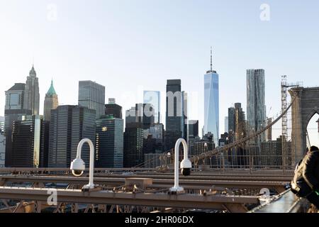 Blick auf die Skyline und das One World Trace Center von der Brooklyn Bridge in New York City, USA. Stockfoto