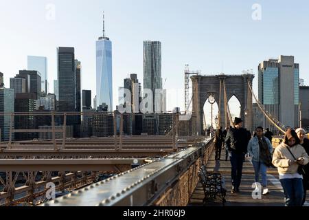 Blick auf die Skyline und das One World Trade Center von der Brooklyn Bridge in New York City, USA. Stockfoto