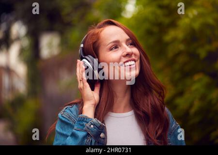Vloggerin Oder Social Influencer Mit Kopfhörern Unterwegs Durch Die Stadt Stockfoto