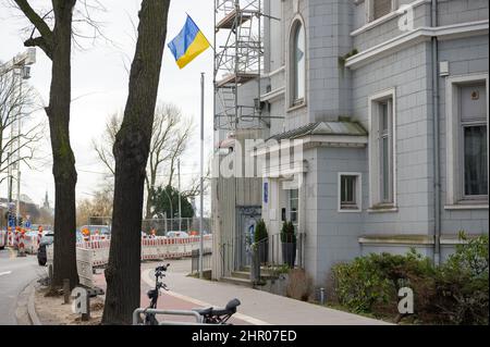 Hamburg, Deutschland. 24th. Februar 2022. Das Gebäude des Generalkonsulats der Ukraine. Russische Truppen haben ihren Angriff auf die Ukraine begonnen. Quelle: Jonas Walzberg/dpa/Alamy Live News Stockfoto