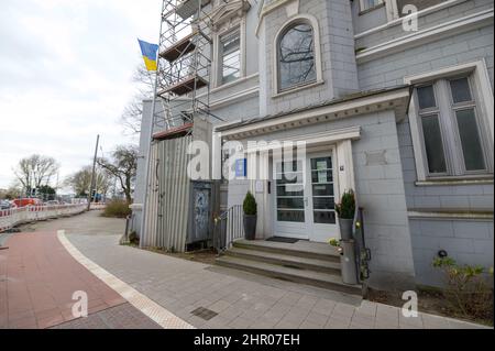 Hamburg, Deutschland. 24th. Februar 2022. Das Gebäude des Generalkonsulats der Ukraine. Russische Truppen haben ihren Angriff auf die Ukraine begonnen. Quelle: Jonas Walzberg/dpa/Alamy Live News Stockfoto