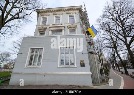 Hamburg, Deutschland. 24th. Februar 2022. Das Gebäude des Generalkonsulats der Ukraine. Russische Truppen haben ihren Angriff auf die Ukraine begonnen. Quelle: Jonas Walzberg/dpa/Alamy Live News Stockfoto