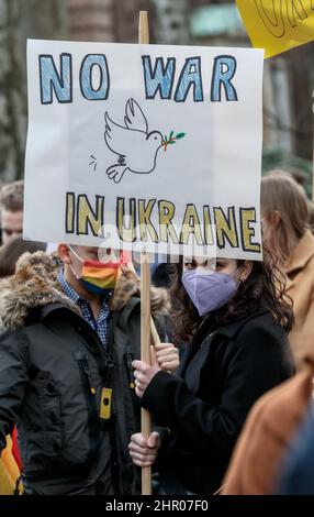 Hamburg, Deutschland. 23rd. Februar 2022. Ein Demonstranten hält ein Schild mit der Aufschrift „kein Krieg in der Ukraine“ bei einer Kundgebung vor dem Generalkonsulat der Russischen Föderation in Hamburg gegen die russische Ukraine-Politik. Quelle: Markus Scholz/dpa//dpa/Alamy Live News Stockfoto