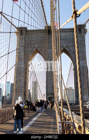 Überqueren Sie die Brooklyn Bridge an einem Wintertag in New York City, USA. Stockfoto