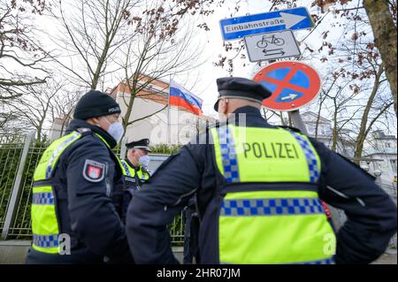 Hamburg, Deutschland. 24th. Februar 2022. Polizeibeamte stehen vor dem russischen Generalkonsulat in Feenteich. Russische Truppen haben ihren Angriff auf die Ukraine begonnen. Quelle: Jonas Walzberg/dpa/Alamy Live News Stockfoto