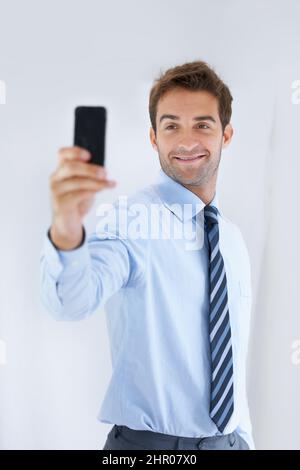 Der moderne Profi. Eine kleine Aufnahme eines hübschen jungen Geschäftsmannes bei der Arbeit. Stockfoto