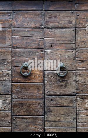 Detail der historischen massiven Holztür. Stockfoto