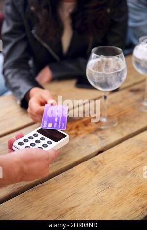 Nahaufnahme Einer Frau, Die Kontaktlose Zahlungen Mit Einer Karte An Der Außenbar Abschließt Stockfoto