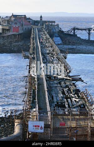 An einem sehr windigen Nachmittag am Birnbeck Pier in Weston-Super Mare kann man alles von oben sehen, was von beschädigten, verdrehten Metallteilen und zertrümmerten Bodenbrettern zum alten Pier führt, der zum ersten Mal ca. 150 Jahre in Ordnung war. Bildquelle: Robert Timoney/Alamy Live News Stockfoto
