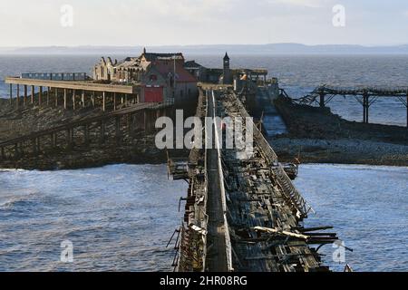 An einem sehr windigen Nachmittag am Birnbeck Pier in Weston-Super Mare kann man alles von oben sehen, was von beschädigten, verdrehten Metallteilen und zertrümmerten Bodenbrettern zum alten Pier führt, der zum ersten Mal ca. 150 Jahre in Ordnung war. Bildquelle: Robert Timoney/Alamy Live News Stockfoto