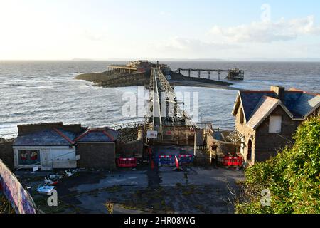 An einem sehr windigen Nachmittag am Birnbeck Pier in Weston-Super Mare kann man alles von oben sehen, was von beschädigten, verdrehten Metallteilen und zertrümmerten Bodenbrettern zum alten Pier führt, der zum ersten Mal ca. 150 Jahre in Ordnung war. Bildquelle: Robert Timoney/Alamy Live News Stockfoto