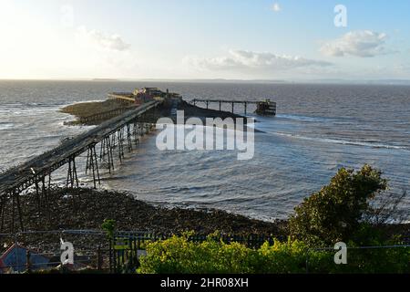 An einem sehr windigen Nachmittag am Birnbeck Pier in Weston-Super Mare kann man alles von oben sehen, was von beschädigten, verdrehten Metallteilen und zertrümmerten Bodenbrettern zum alten Pier führt, der zum ersten Mal ca. 150 Jahre in Ordnung war. Bildquelle: Robert Timoney/Alamy Live News Stockfoto