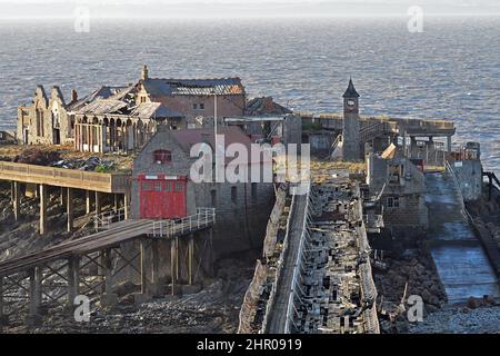 An einem sehr windigen Nachmittag am Birnbeck Pier in Weston-Super Mare kann man alles von oben sehen, was von beschädigten, verdrehten Metallteilen und zertrümmerten Bodenbrettern zum alten Pier führt, der zum ersten Mal ca. 150 Jahre in Ordnung war. Bildquelle: Robert Timoney/Alamy Live News Stockfoto