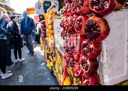 Tel Aviv, Israel - 21. Februar 2022 frisch gepresste Säfte vor Ort verkauft auf dem pulsierenden Carmel Markt, oder Shuk HaCarmel, der berühmteste aller Märkte Stockfoto