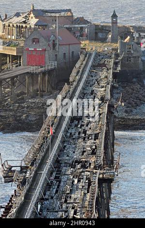 An einem sehr windigen Nachmittag am Birnbeck Pier in Weston-Super Mare kann man alles von oben sehen, was von beschädigten, verdrehten Metallteilen und zertrümmerten Bodenbrettern zum alten Pier führt, der zum ersten Mal ca. 150 Jahre in Ordnung war. Bildquelle: Robert Timoney/Alamy Live News Stockfoto