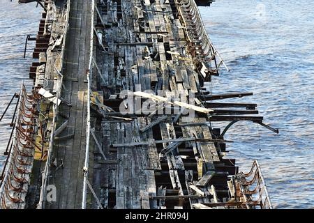 An einem sehr windigen Nachmittag am Birnbeck Pier in Weston-Super Mare kann man alles von oben sehen, was von beschädigten, verdrehten Metallteilen und zertrümmerten Bodenbrettern zum alten Pier führt, der zum ersten Mal ca. 150 Jahre in Ordnung war. Bildquelle: Robert Timoney/Alamy Live News Stockfoto