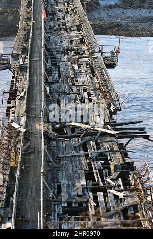 An einem sehr windigen Nachmittag am Birnbeck Pier in Weston-Super Mare kann man alles von oben sehen, was von beschädigten, verdrehten Metallteilen und zertrümmerten Bodenbrettern zum alten Pier führt, der zum ersten Mal ca. 150 Jahre in Ordnung war. Bildquelle: Robert Timoney/Alamy Live News Stockfoto