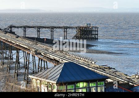 An einem sehr windigen Nachmittag am Birnbeck Pier in Weston-Super Mare kann man alles von oben sehen, was von beschädigten, verdrehten Metallteilen und zertrümmerten Bodenbrettern zum alten Pier führt, der zum ersten Mal ca. 150 Jahre in Ordnung war. Bildquelle: Robert Timoney/Alamy Live News Stockfoto