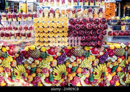 Tel Aviv, Israel - 21. Februar 2022 frisch gepresste Säfte vor Ort verkauft auf dem pulsierenden Carmel Markt, oder Shuk HaCarmel, der berühmteste aller Märkte Stockfoto