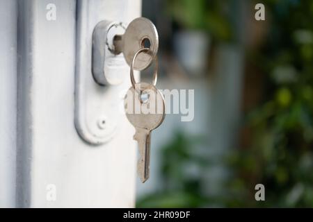 Schlüssel im Schloss der Haustüre. Stockfoto