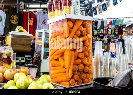 Tel Aviv, Israel - 21. Februar 2022 frisch gepresste Säfte vor Ort verkauft auf dem pulsierenden Carmel Markt, oder Shuk HaCarmel, der berühmteste aller Märkte Stockfoto