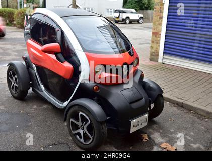 Renault Twizy Elektro-Stadtauto geparkt in Einkaufsviertel von Hook, Hampshire, Großbritannien Stockfoto