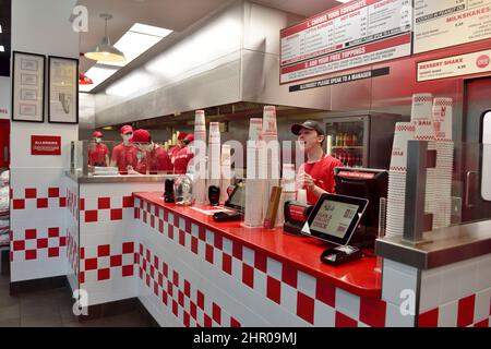 Inside Five Guys Fast-Food-Restaurant Burgers and Fries im Festival Place Basingstoke, Hampshire, Großbritannien Stockfoto