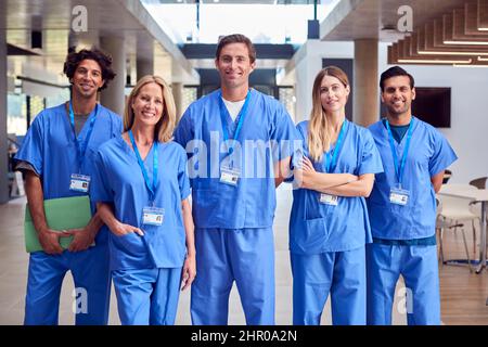 Porträt Eines Multikulturellen Medizinischen Teams, Das Scrubs Trägt Und Im Krankenhausgebäude Steht Stockfoto