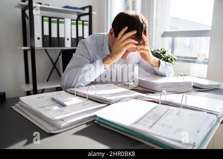 Gestresst Müde Wirtschaftsprüfer Mann. Fauler Traurige Arbeiter Stockfoto