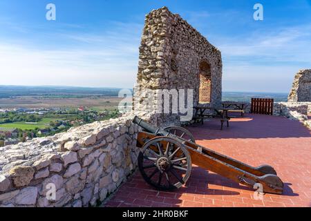 Detail der Burg Sumeg in Ungarn mit Kanone Stockfoto