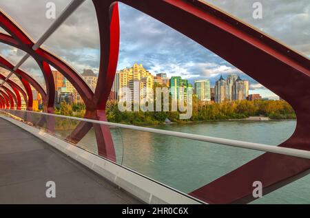 Downtown Calgary durch die Struktur der Peace Bridge an der Prince's Island Park, Alberta, Kanada gesehen. Stockfoto